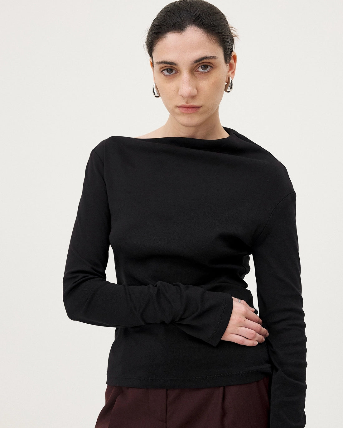 Top „Elia“ in Schwarz – Asymmetrie mit Stil