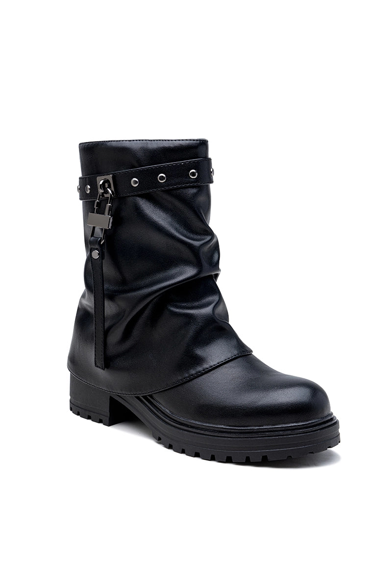 Schwarze Stiefel mit Riemen, Nieten und dicker Profilsohle.