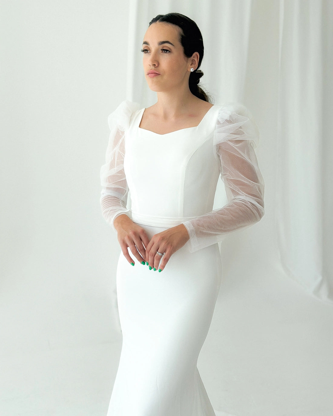 Modernes Meerjungfrauenkleid aus Krepp mit transparenten Puffärmeln