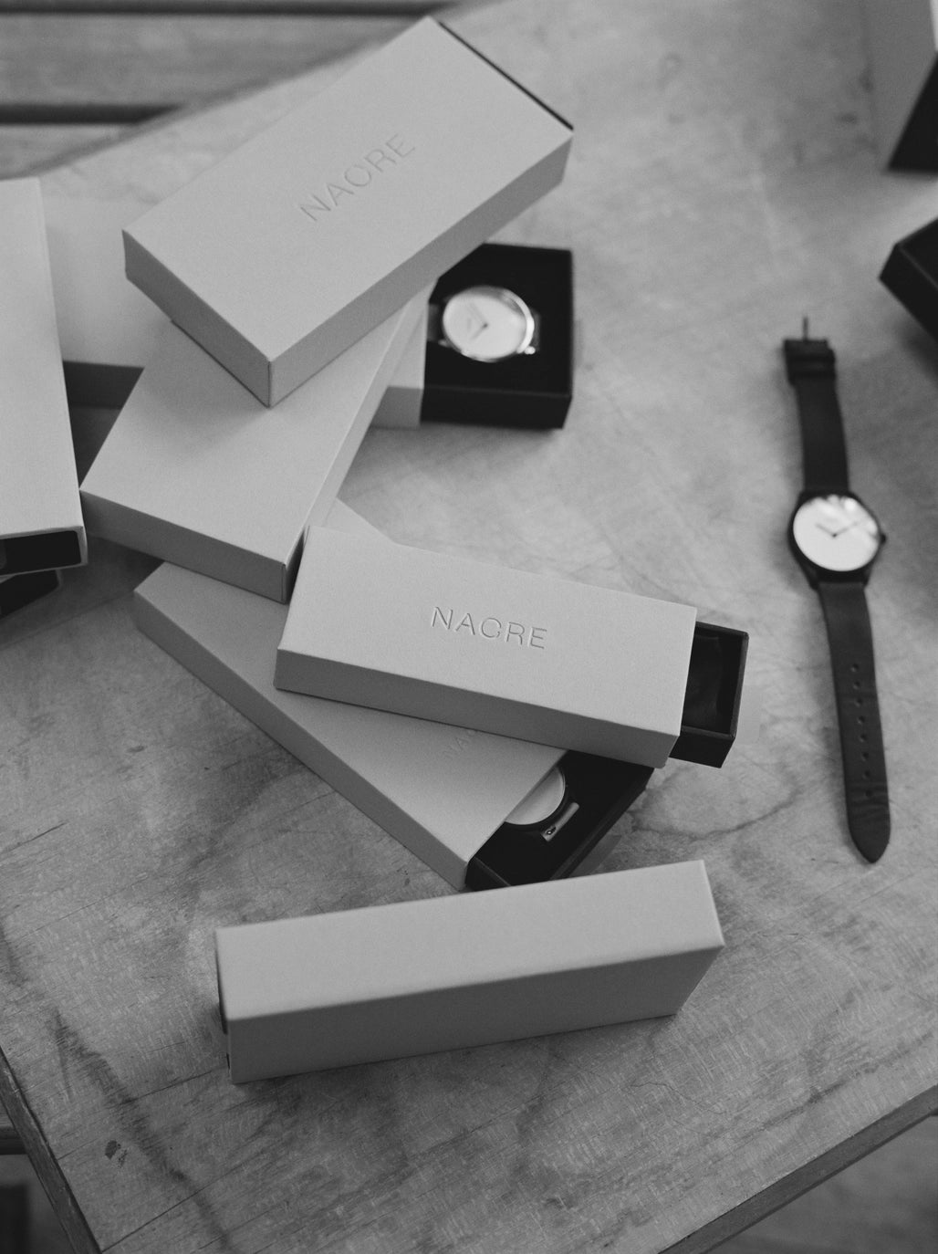 Nacre Mini Lune – Mattschwarz | Mesh-Armband | 28 mm