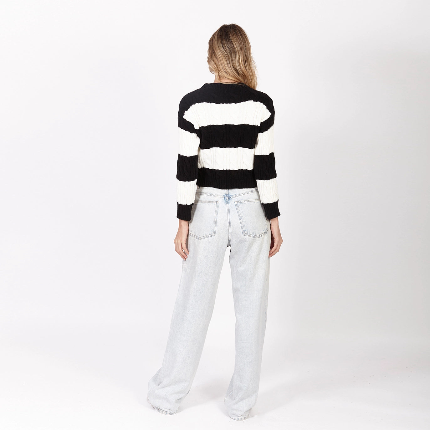 Zebra-Springer – Schwarz-weißer Strickpullover mit Zopfmuster