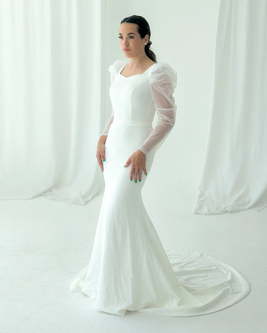 Modernes Meerjungfrauenkleid aus Krepp mit transparenten Puffärmeln