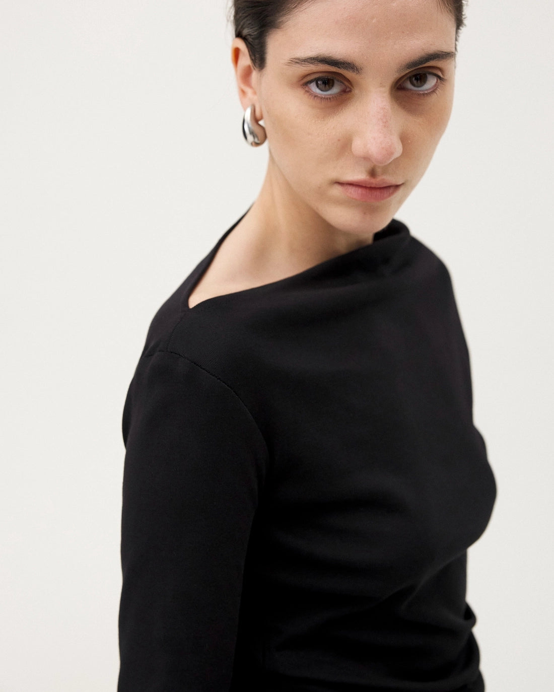 Top „Elia“ in Schwarz – Asymmetrie mit Stil