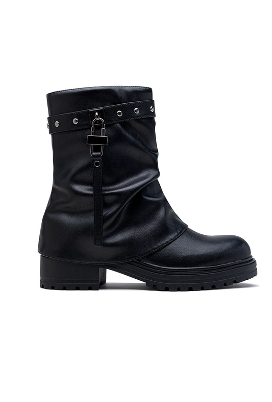 Schwarze Stiefel mit Riemen, Nieten und dicker Profilsohle.