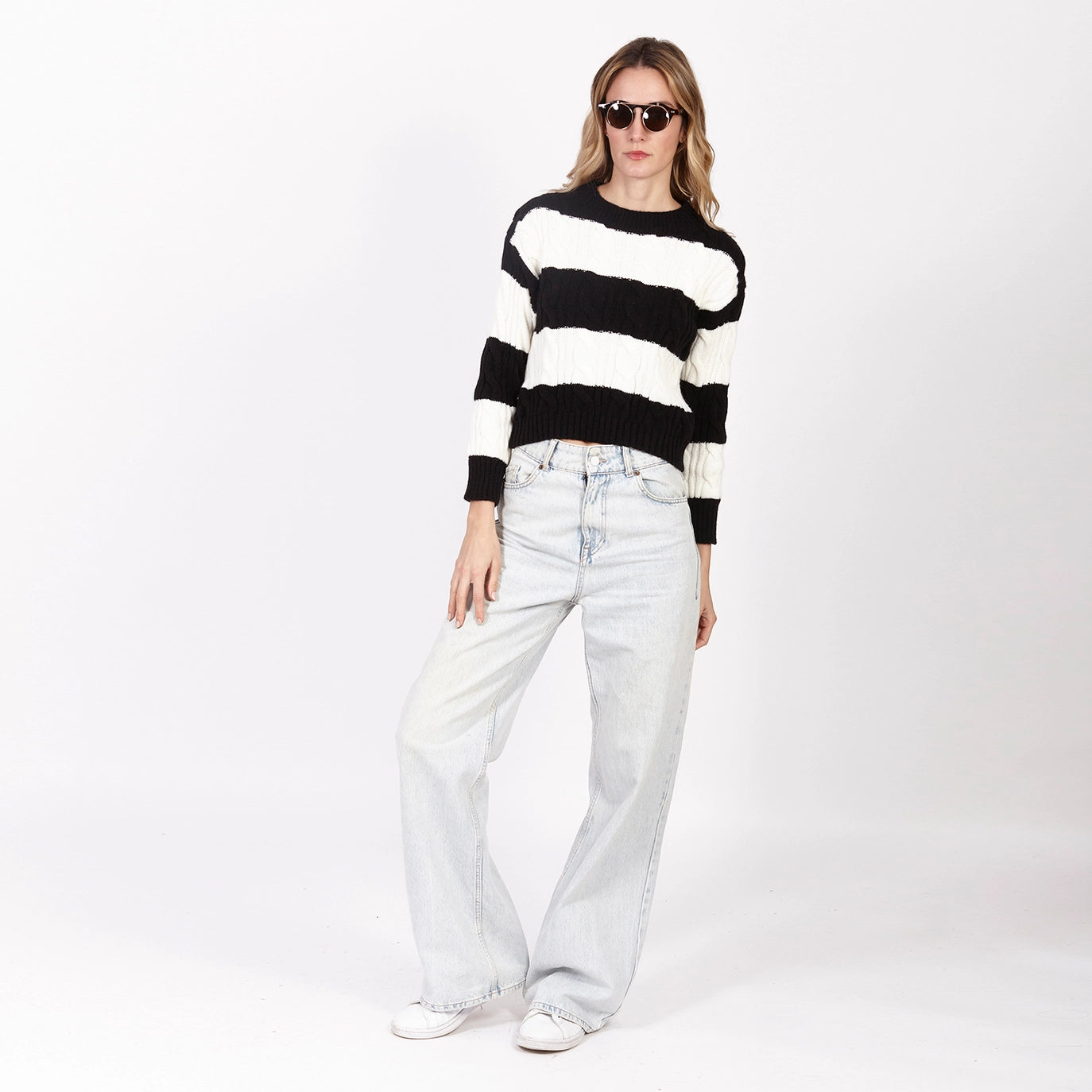 Zebra-Springer – Schwarz-weißer Strickpullover mit Zopfmuster