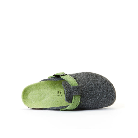Pantoffel NOE – Grauer Filz mit grünem Riemen
