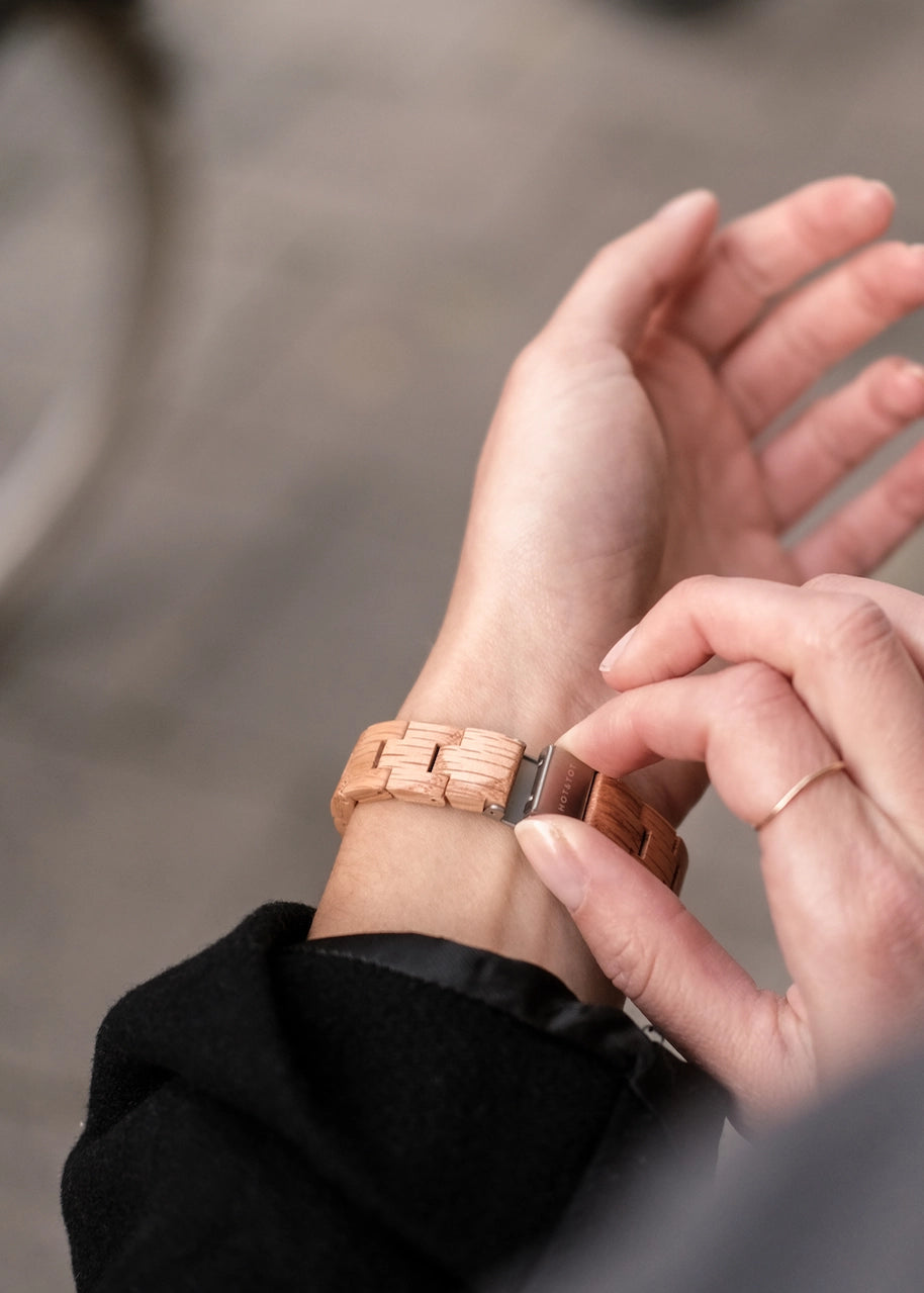 Oaklyn – Holzuhr für Damen | Amerikanische Roteiche & Silber | Nachhaltig