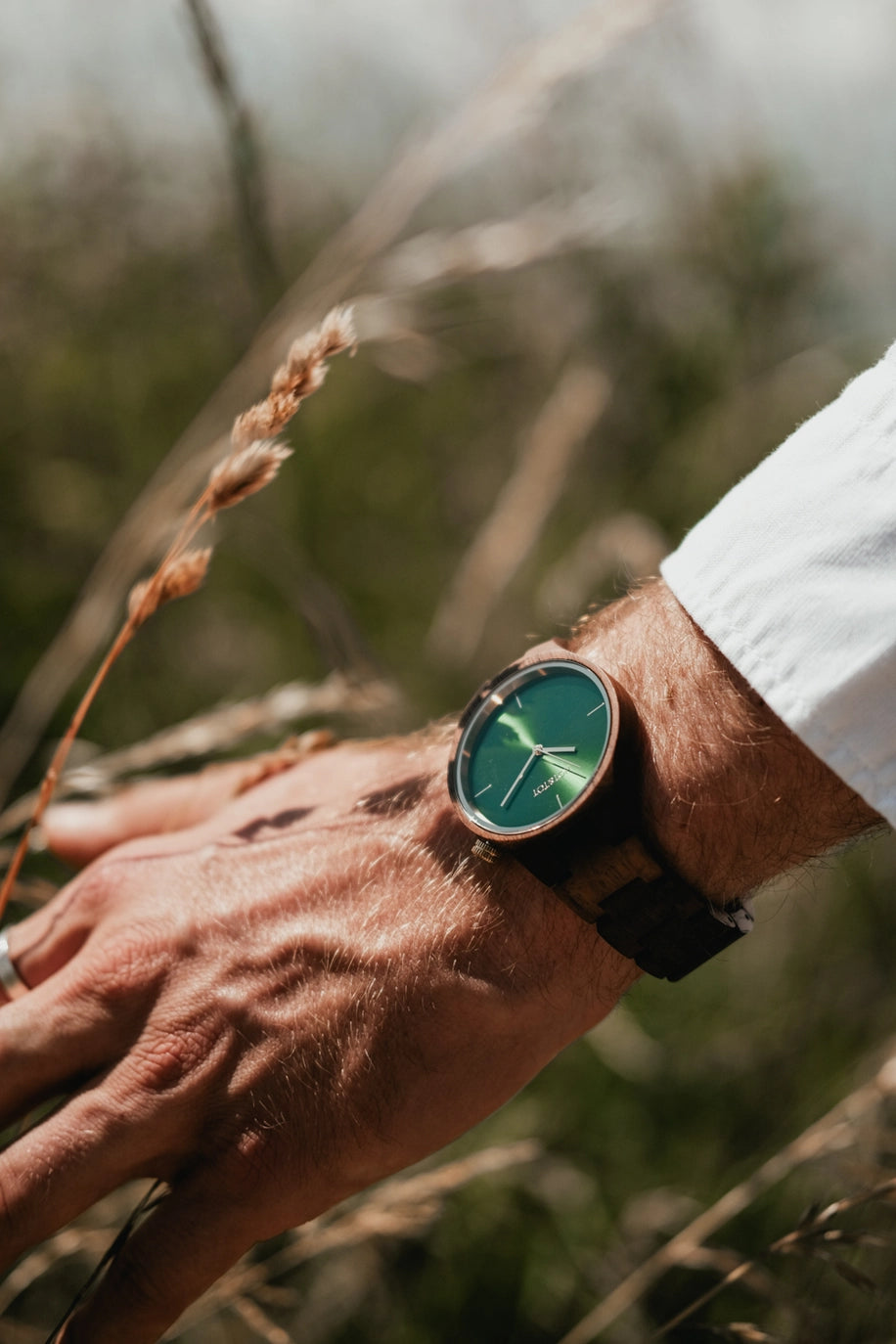 NEW SILVA Armbanduhr | Unisex Uhr aus Nussbaumholz | Gold | Grünes Zifferblatt | 40 mm