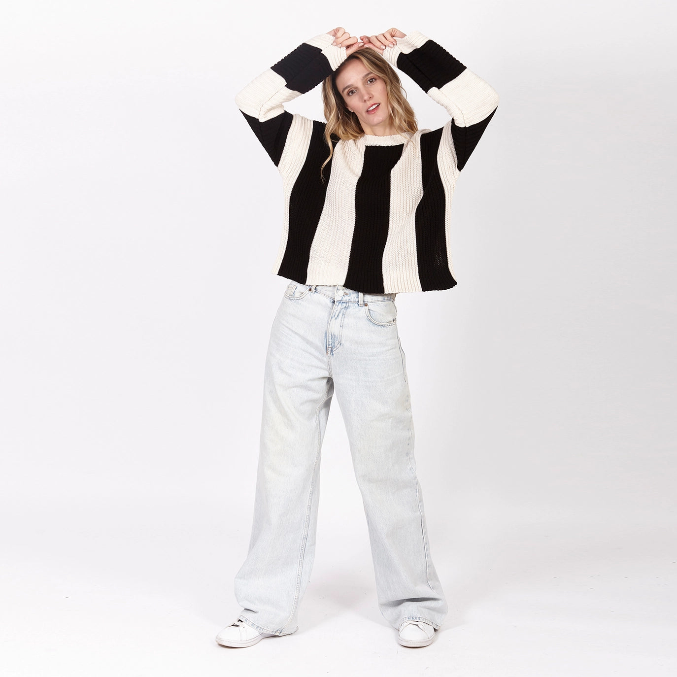 Zebra-Springer – Schwarz-weißer Strickpullover mit Zopfmuster